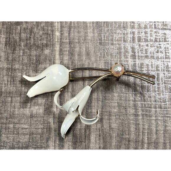 Unbranded Jewelry - Vintage Ivory Enamel Tulip Lily Flower Gold Tone Stem Faux Pearl Pin Brooch
